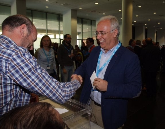 Ceniceros, en el momento de votar en el congreso. :: d. uriel