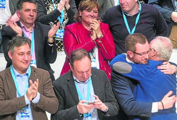 José Ignacio Ceniceros, junto a Pedro Sanz, se abraza a Javier Maroto nada más conocerse el resultado de las votaciones en el congreso del Partido Popular. :: díaz uriel