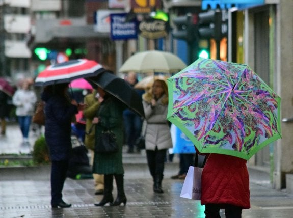 La lluvia, e incluso más la temperatura, afectan también a qué compramos. :: miguel herreros