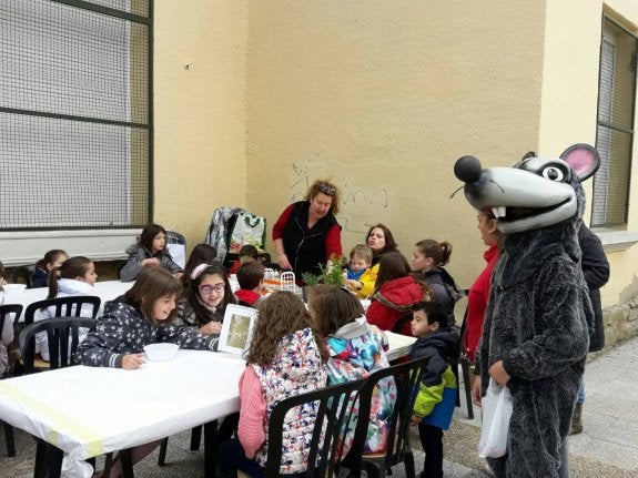 Los chavales se lo pasaron en grande en el taller de sales :: 