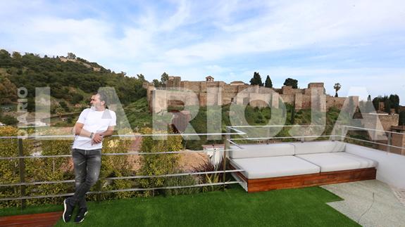 Vistas de ensueño. Antonio Banderas posa en la terraza de su nuevo ático en la malagueña calle Alcazabilla, con unas vistas impresionantes a la Alcazaba, a Gibralfaro, al teatro romano, a la catedral, alMuseo Picasso y al mar. 