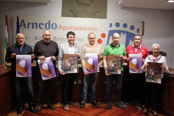 Representantes de la parroquia y la Cofradía, en la presentación. :: 