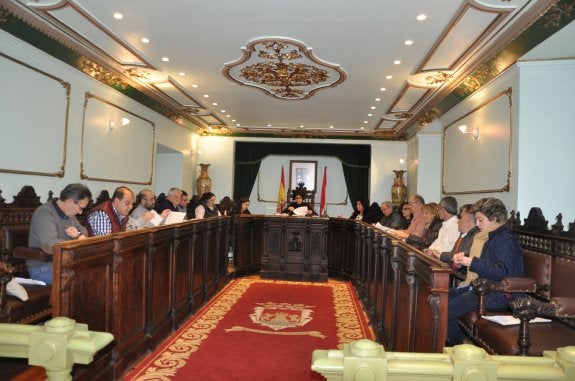 El Pleno del Ayuntamiento, con nueva interventora, contó con la ausencia excusada de Natalia Sobrón y Patricia Mateos. :: c.v.