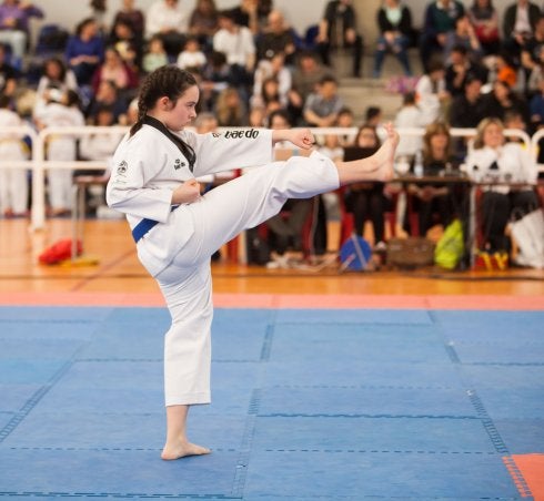 Una escolar,  en pleno ejercicio.  :: Fernando Díaz