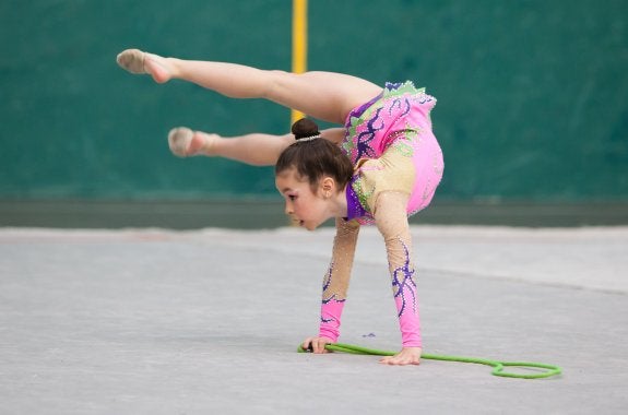 Una joven gimnasta ejecuta su ejercicio sobre el tapiz. :: F.D.