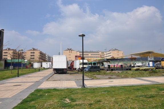 Los feriantes han ido instalando las barracas en el solar propiedad de Royal Urbis y en la calle El Mazo, que quedará cortada al tráfico. :: c.v.