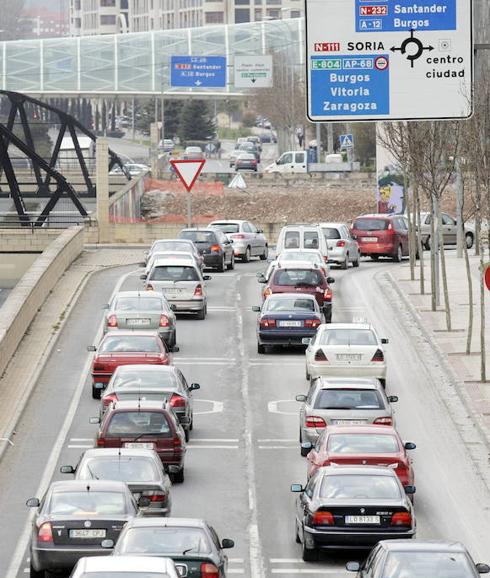 Tráfico congestionado en la Circunvalación de Logroño. 