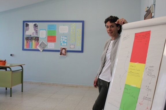 Noelia Morga coordina, con la colaboración de otros profesores y del director, el aula de convivencia del instituto alfareño. :: 