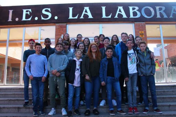 El grupo de alumnos alemanes, en la entrada a La Laboral. :: 