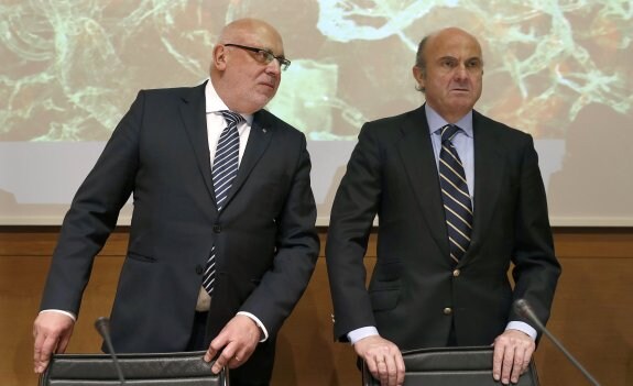 El consejero de Conocimiento de la Generalitat, Jordi Baiget, y el ministro Luis de Guindos. 