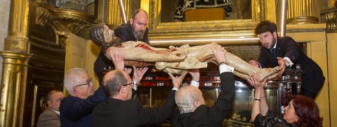 Cientos de riojanos acuden al rito de la limpieza del Cristo del Sepulcro