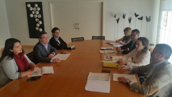 Un momento de la reunión celebrada en el Ayuntamiento, bajo la presidencia de Cuca Gamarra. ::