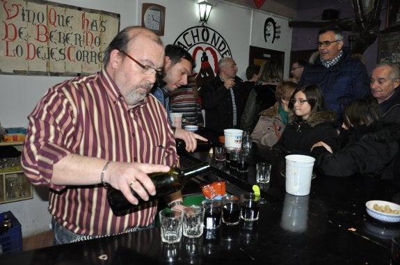 Jesús Luzuriaga es uno de los encargados de elaborar el zurra. :: 