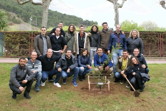 Los quintos, con uno de los ejemplares de secuoya. :: 