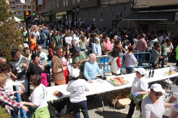 Miles de personas saborearon los 9.000 ajos y 2.250 huevos asados y repartidos por los voluntarios de la Asociación de Vecinos del Casco Antiguo. :: 