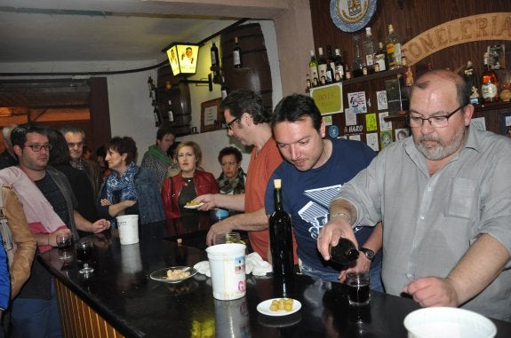 Despachando un trago de zurracapote. 