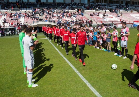 Pasillo de honor a los jugadores del Juvenil por su ascenso.
