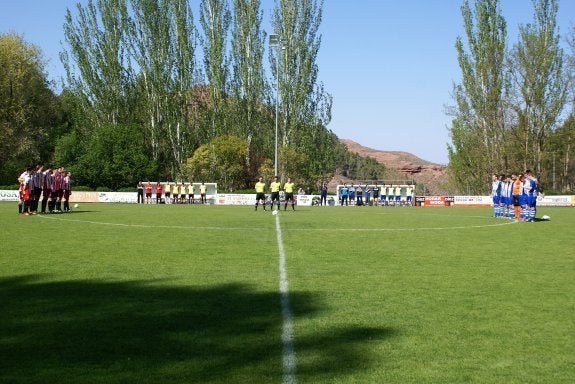 Antes del comienzo, los equipos y el público guardaron un minuto de silencio en contra de la violencia en los campos de fútbol. ::