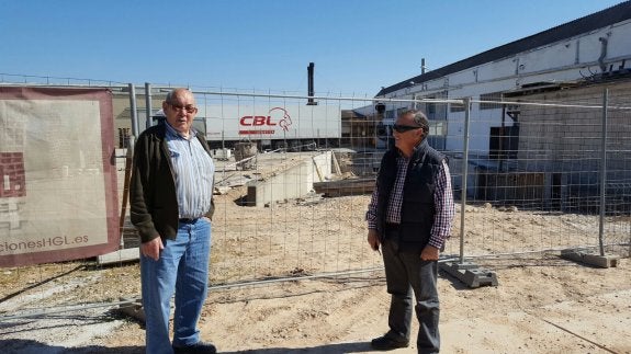 Victoriano y Arturo frente a las obras que se están llevando a cabo en la empresa rinconera. :: 