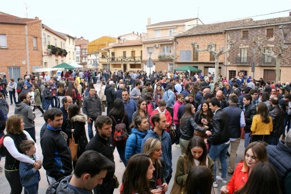 El centro de la localidad se llenó de gente deseosa de probar la calidad de los vinos de las bodegas de Uruñuela. :: 