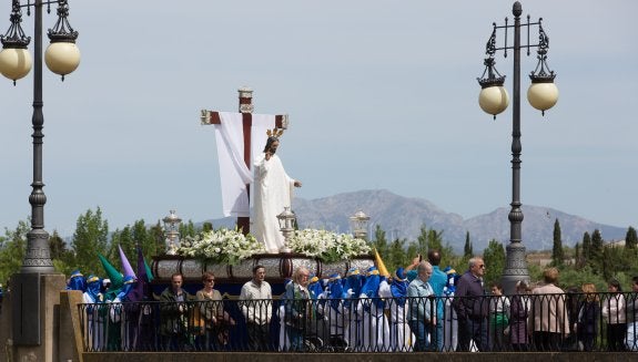 Logroño. El paso del Cristo Resucitado entra en la ciudad por el Puente de Piedra.