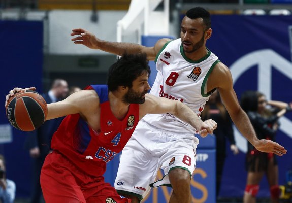 Teodosic encara a Hanga durante el choque de ayer. :: efe
