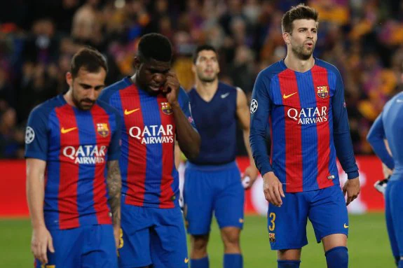 Alcácer, Umtiti, Suárez y Piqué se retiran del campo tras el insuficiente empate de los blaugrana ayer en el Camp Nou. :: afp
