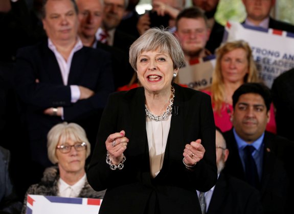 La primera ministra británica, Theresa May, habla a miembros del Partido Conservador en Bolton. :: andrew yates / reuters