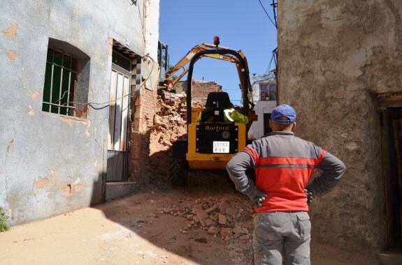 Trabajos de desescombro realizados ayer. :: i. álvarez. 