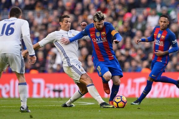 El azulgrana Leo Messi avanza ante la oposición del madridista Cristiano Ronaldo durante el último clásico en el Camp Nou. :: josep lago