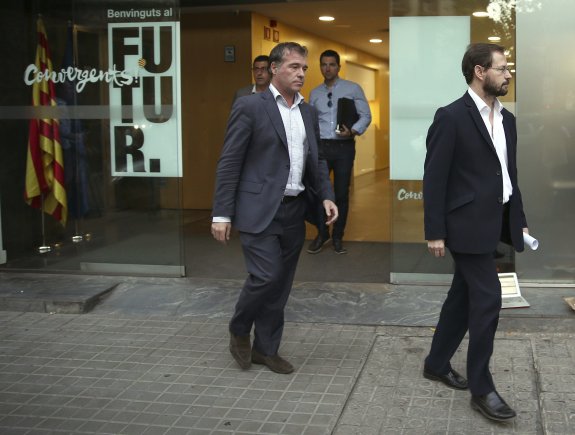 Grinda (izquierda) y Bermejo salen de la sede de Convergència tras un registro en 2015. :: toni albir / efe