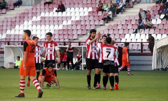 Los jugadores de la SD Logroñés celebran uno de sus goles ante la impotencia de sus oponentes. :: 