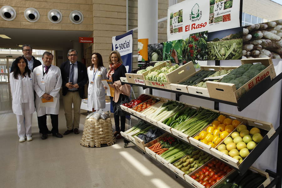 Expositor con frutas y verduras en el vestíbulo del hospital de Calahorra. 