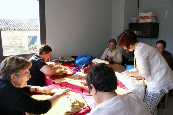 Las voluntarias, en plena labor de costura para el mercado. :: 