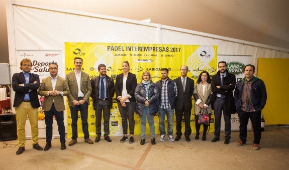 Los organizadores, patrocinadores y responsables técnicos posaron para los fotógrafos. :: 