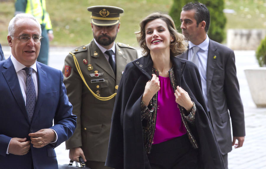 Doña Letizia, acompañada por Ceniceros, en una visita anterior al Monasterio de San Millán con motivo de un congreso de Lengua. 