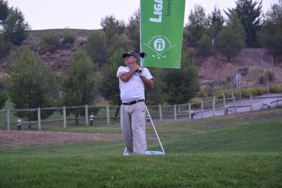 Un jugador, en una pasada edición de la Liga de Golf y Vino. :: 