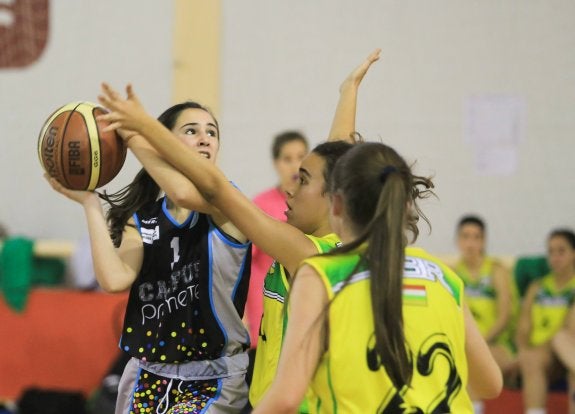 Una jugadora del Promete mira a canasta antes de intentar el tiro. :: fernando díaz