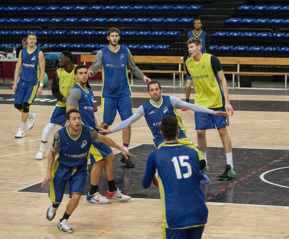 Los jugadores del Robusta, durante un entrenamiento en el Palacio de los Deportes. :: díaz uriel