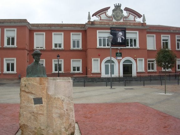 Bartolomé Cossío, cuya imagen presidió el instituto en el aniversario de su nacimiento en el 2007, será uno de los protagonistas del estudio. :: 