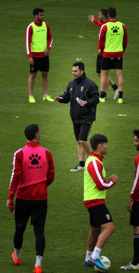 Sergio Rodríguez se dirige a sus jugadores durante un entrenamiento de esta semana. ::