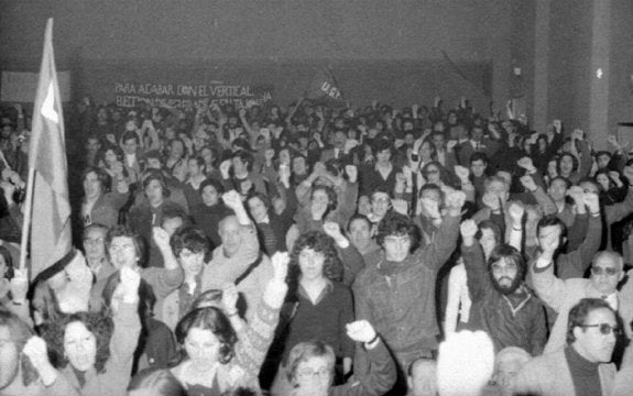 Asistentes al mitin celebrado el 1 de mayo de 1977 en el instituyo D'Elhuyar. ::