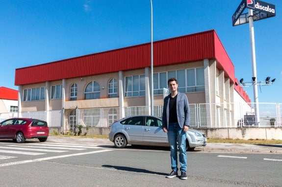 Juan Salas, director de Desarrollo de Negocio, junto al edificio de la empresa en Santo Domingo de la Calzada. :: 