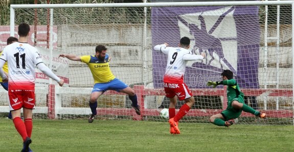 Rubén Pérez marca uno de sus goles. :: 