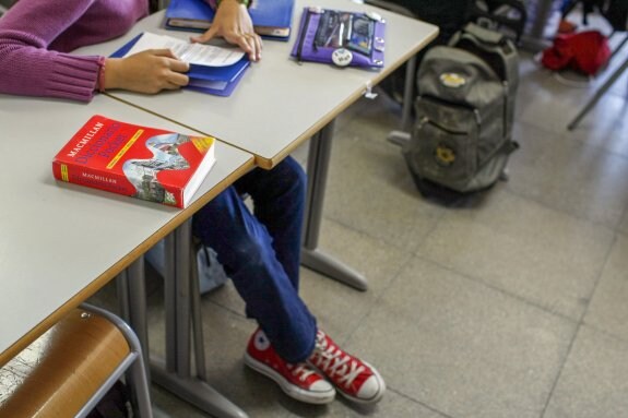 Un alumno, en un instituto de Madrid. :: josé ramón ladra