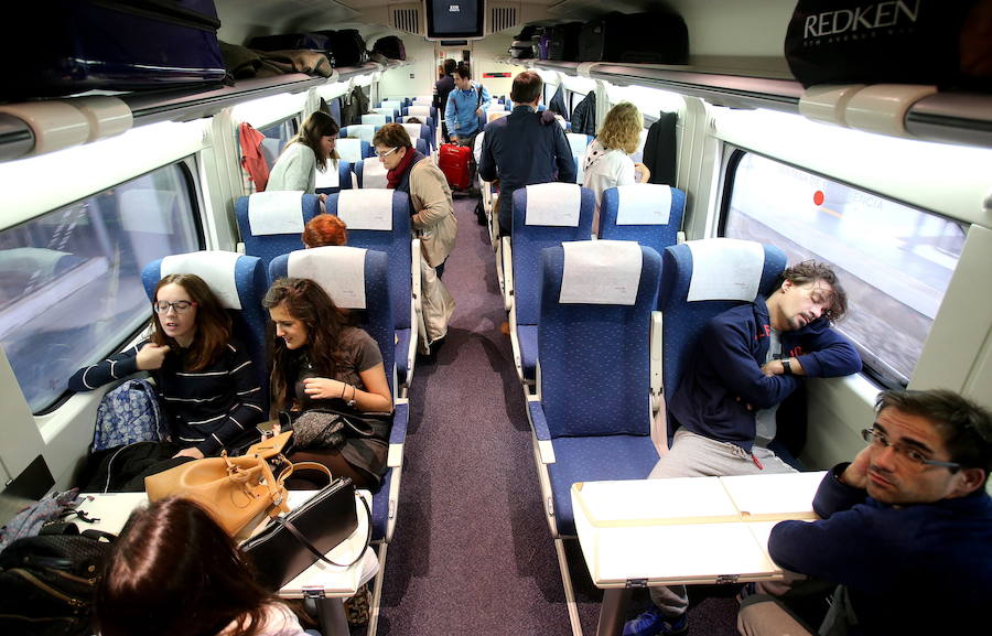 Pasajeros en un vagón de tren a su paso por La Rioja. 