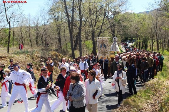 Procesión de la Virgen, con danzadores, hasta el pueblo. :: 