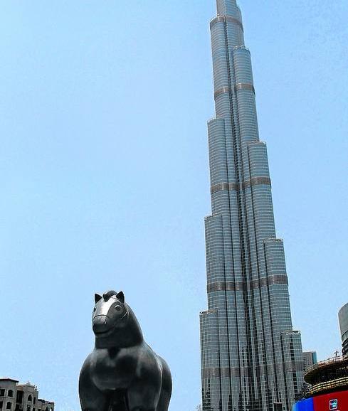 Escultura de Botero ante la impresionante Burj Khalifa.
