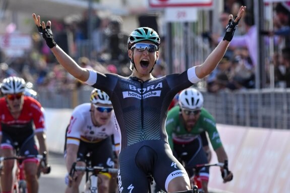 Lukas Pöstlberger levanta victorioso los brazos tras verse ganado en la primer etapa del Giro. :: efe