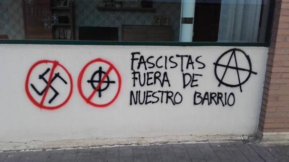 Pintada en la fachada de un comercio de muebles de Club Deportivo. 